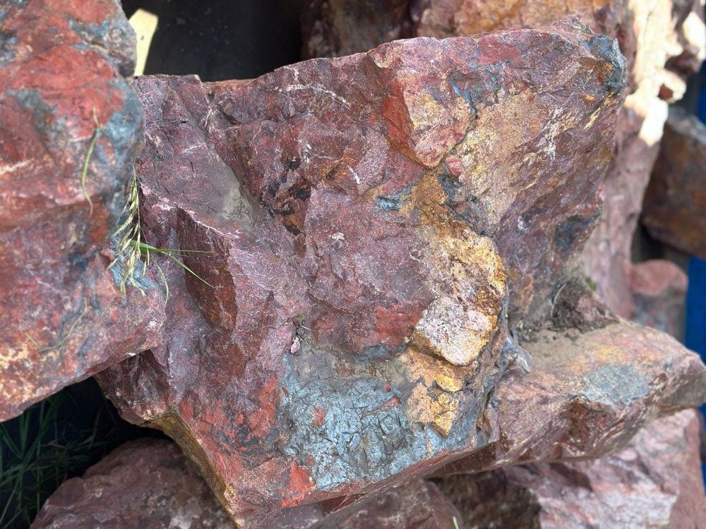 Камни для ландшафтного дизайна красно-фиолетовые 10-60 килограмм купить в Ярославской области