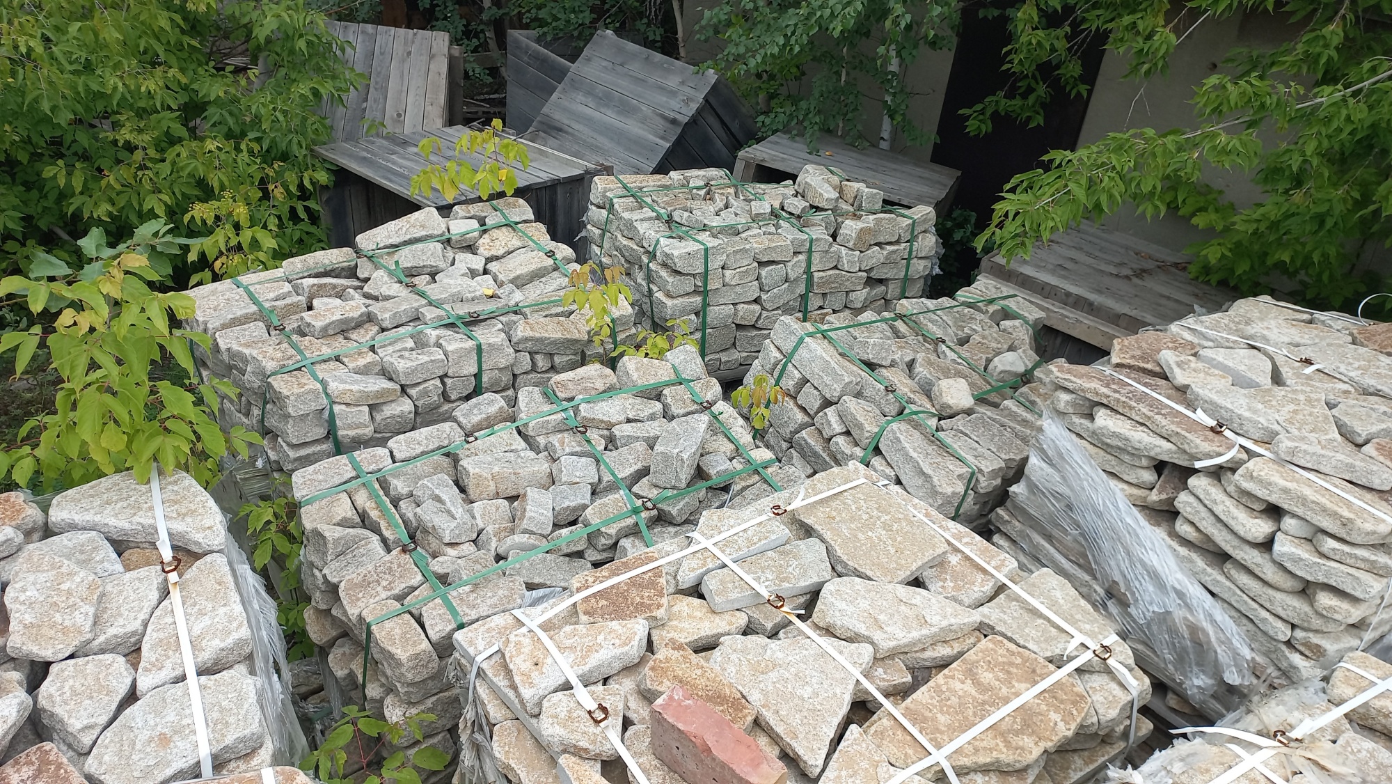 Плитняк галтованный гранитный для ландшафтного дизайна купить в Ярославской области