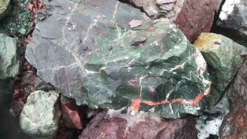 Гигантские зелёные валуны для ландшафтного дизайна весом более 5 тонн купить в Ярославской области