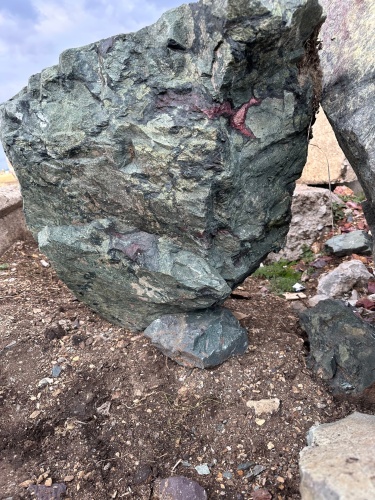 Гигантские зелёные валуны для ландшафтного дизайна весом более 5 тонн купить в Ярославской области