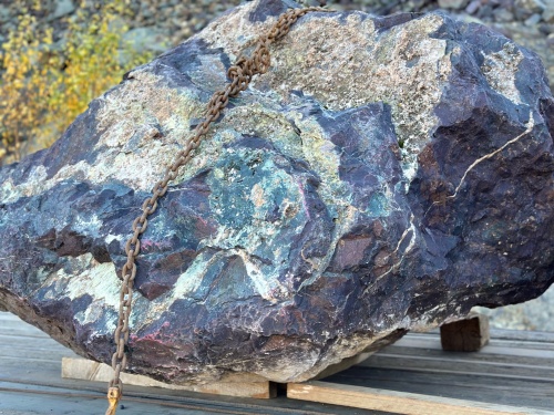 Огромные красно-фиолетовые валуны для ландшафтного дизайна весом более 5 тонн купить в Ярославской области