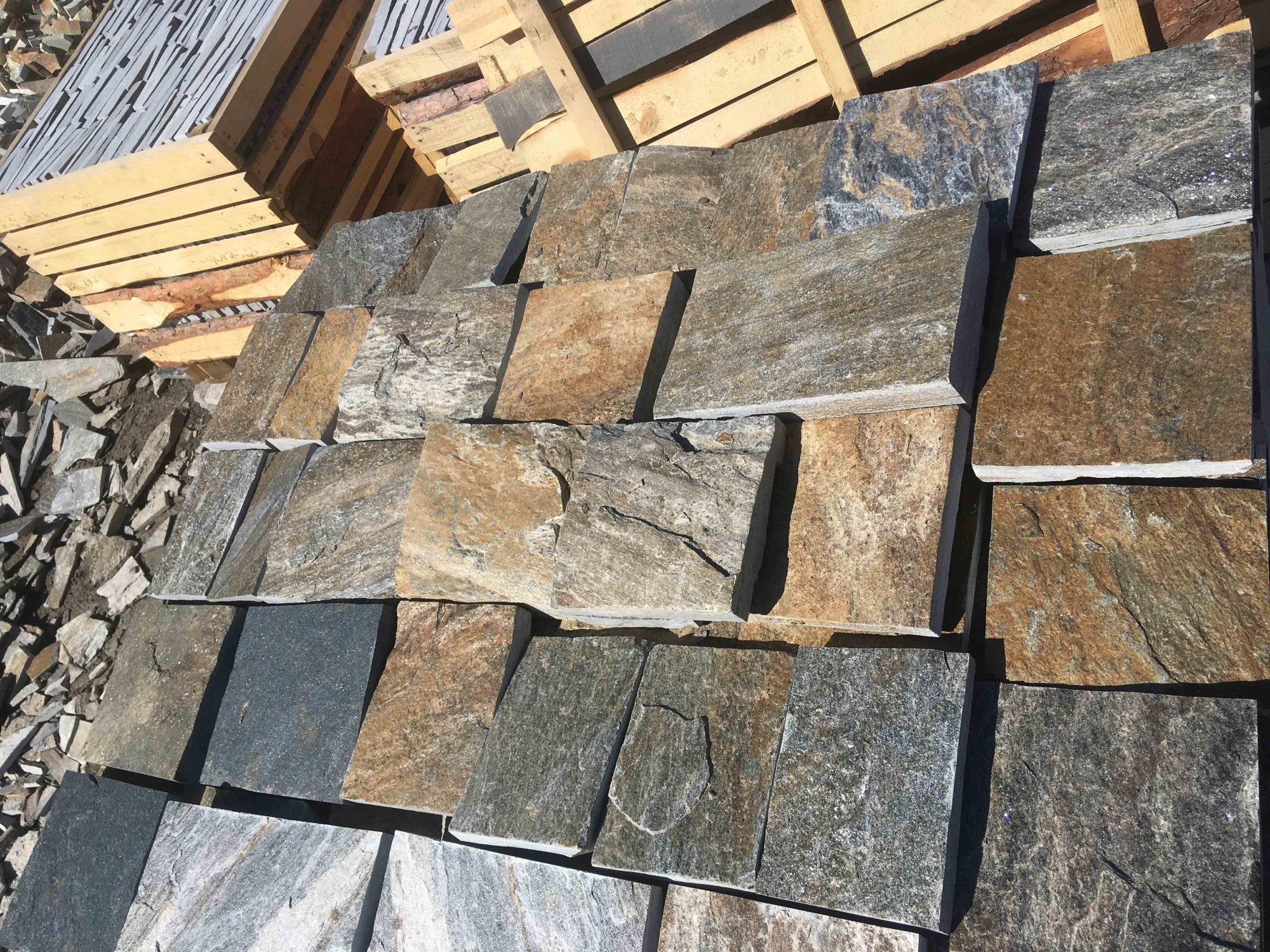 Плитка пилёная златолит Уральский для фасада купить в Ярославской области