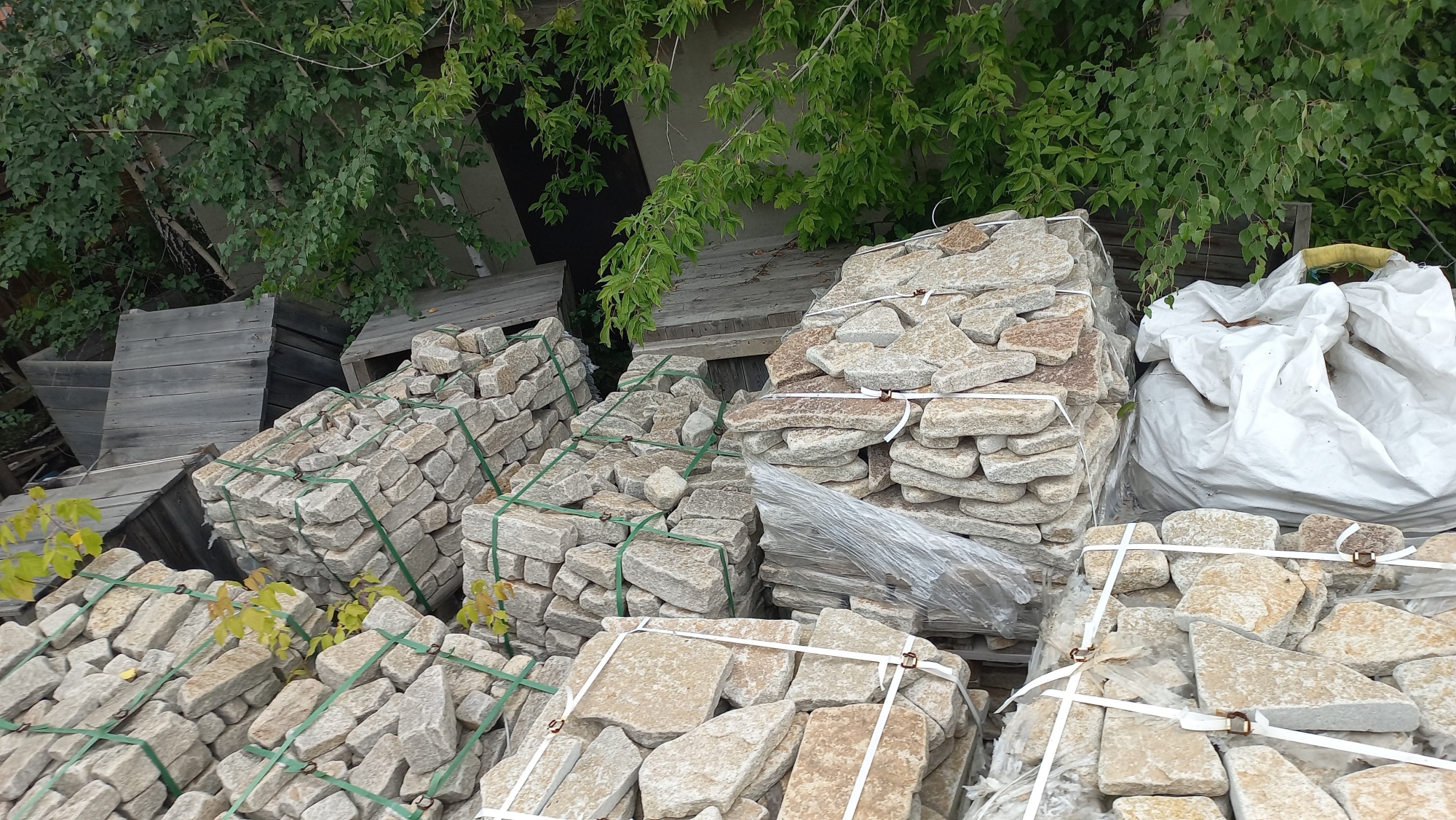 Плитняк гранитный галтованный купить в Ярославской области