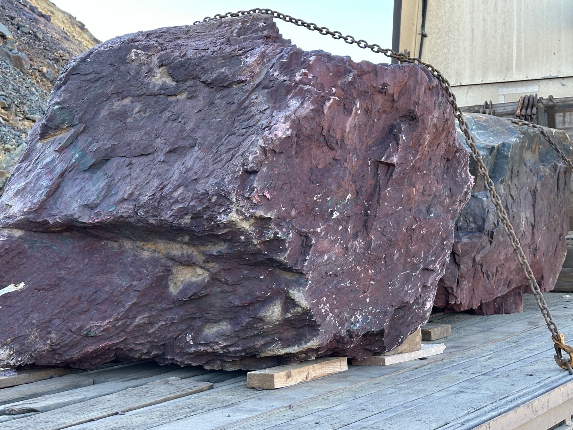 Огромные красно-фиолетовые валуны для ландшафтного дизайна весом более 5 тонн купить в Ярославской области