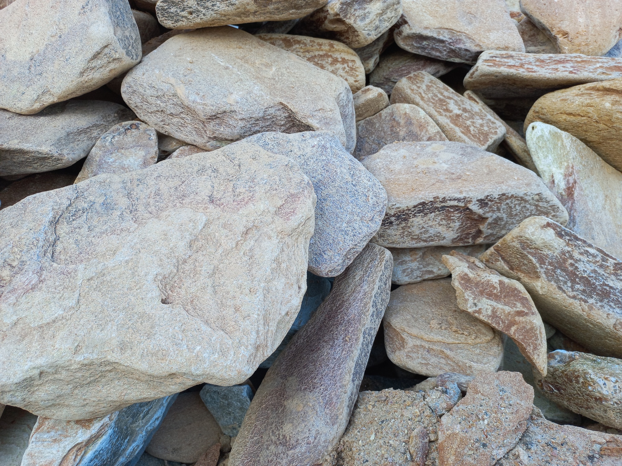 Златолит жёлтый, жёлто-зелёный глыбки и валуны для ланшафтного дизайна купить в Ярославской области