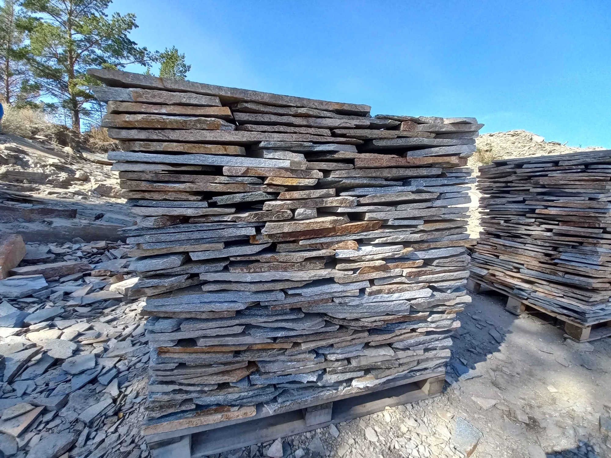 Плитняк златолит серебристый для фасада купить в Ярославской области