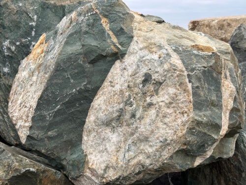 Гигантские зелёные валуны для ландшафтного дизайна весом более 5 тонн купить в Ярославской области